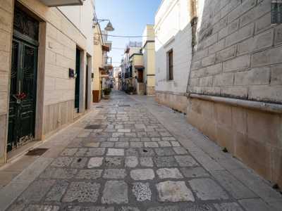 Tornando tra le strade del centro storico percorriamo ora la medievale via Castello...
